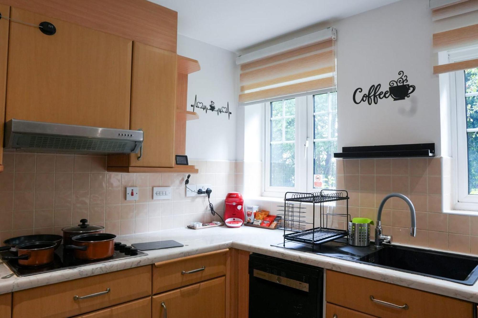 Whole 2-Bed Apartment - Contractors, Professionals, Ulez Free, Free Parking, B'Ham City 10Mins Birmingham Exterior foto