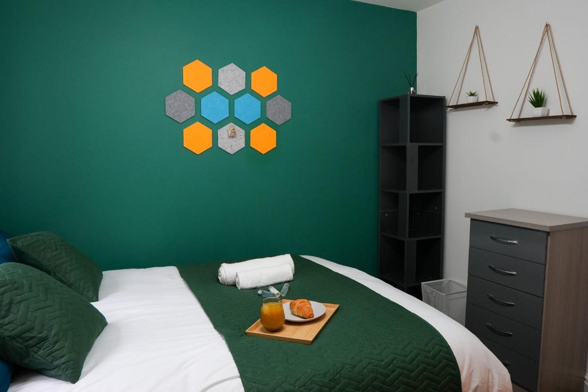 Whole 2-Bed Apartment - Contractors, Professionals, Ulez Free, Free Parking, B'Ham City 10Mins Birmingham Exterior foto